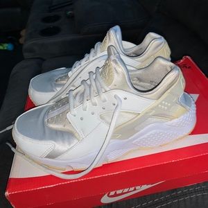 Nike Womens Huarache Run Sneakers